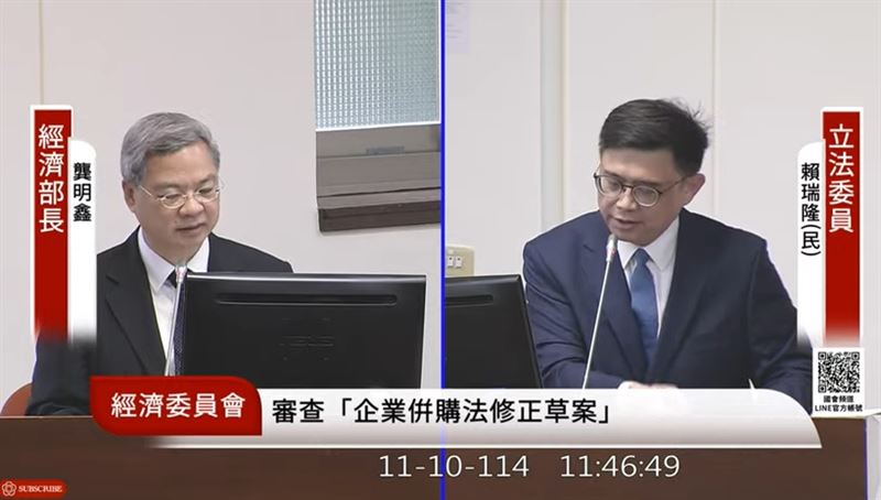 普發現金開跑後，社群平台臉書湧現大量詐騙廣告，民進黨立委賴瑞隆（右）要求經濟部三天內向臉書等業者施壓，全面下架詐騙廣告內容，否則就是共犯，引發關注。（圖／翻攝自yt @ 國會頻道）