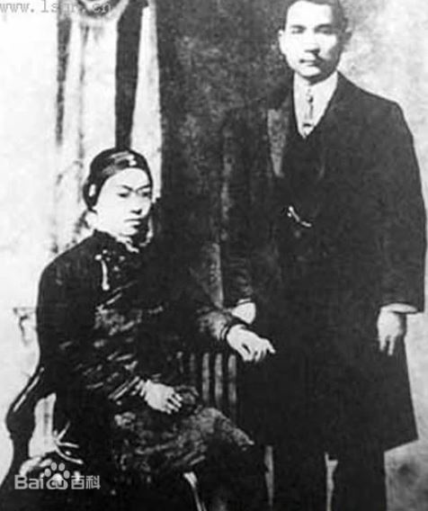 孫中山與陳粹芬的合影。（圖／翻攝自百度百科）