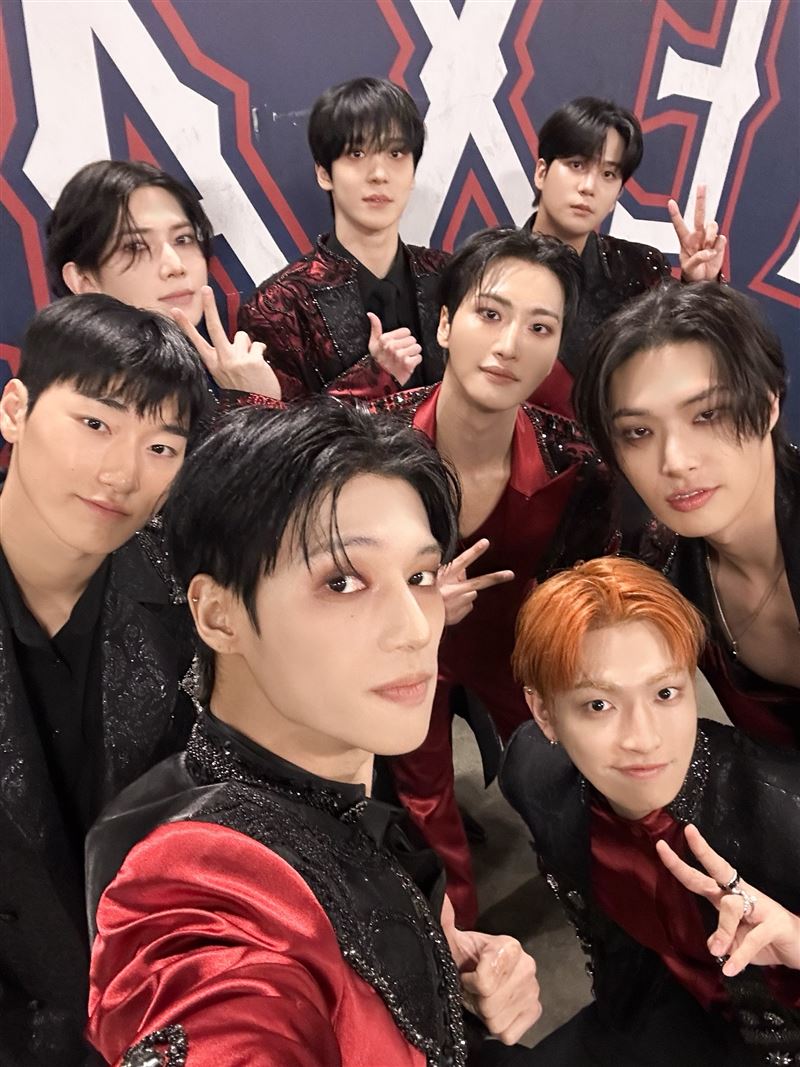 ATEEZ由8位成員金弘中、朴星化、丁潤浩、姜呂尚、崔傘、宋旼琦、鄭友榮與崔鍾浩組成。（圖／翻攝自X平台 @ATEEZofficial）