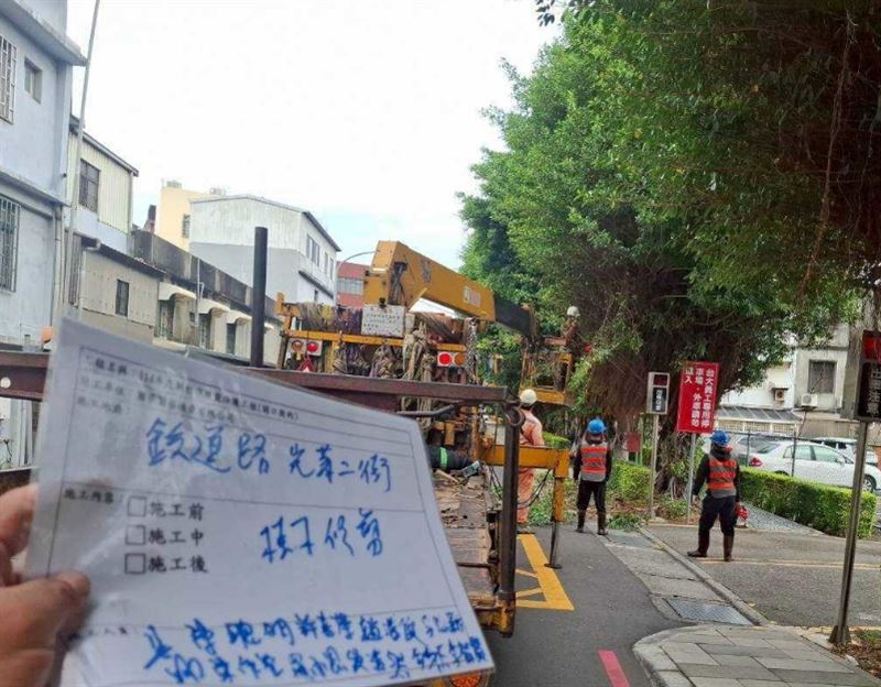 今日新竹市內已出現明顯風勢，市府全力應對颱風，做好固定樹木、修剪等防災準備作業。（圖／新竹市消防局）