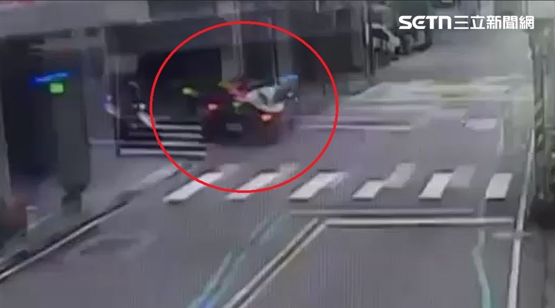 監視器拍到陳男先一路逆向，卻絲毫沒發現異狀，直接撞上街角的消防栓。（圖／翻攝畫面）