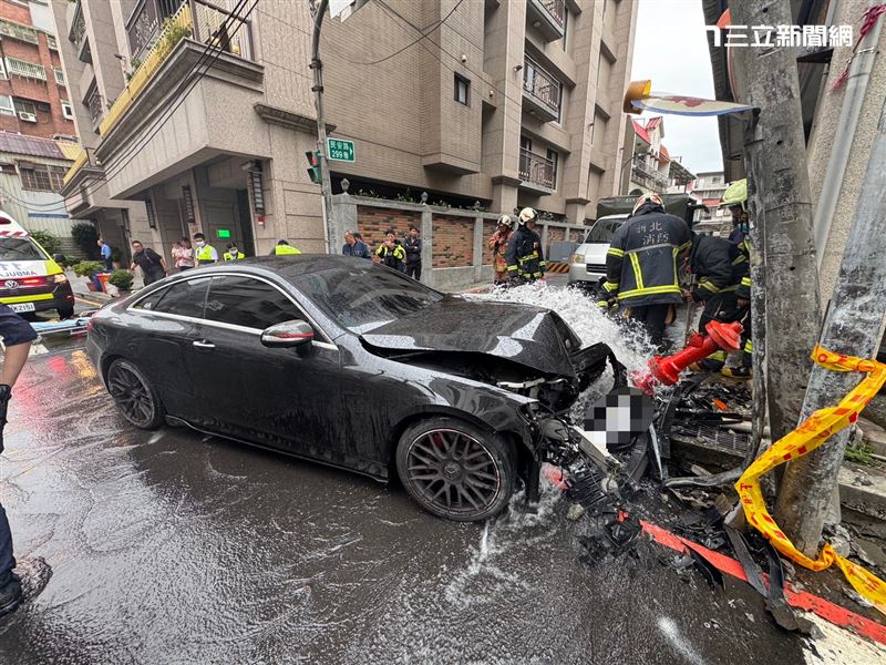 陳男駕駛小客車沿民安路往建國一路方向行駛時，不明原因突然逆向失控衝撞路邊消防栓。(圖/翻攝畫面)