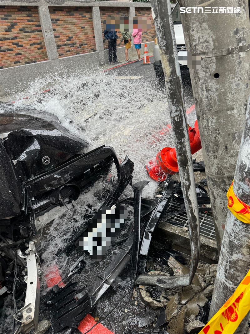 陳男駕駛小客車沿民安路往建國一路方向行駛時，不明原因突然逆向失控衝撞路邊消防栓，造成消防管線爆裂，水勢四濺。(圖/翻攝畫面)