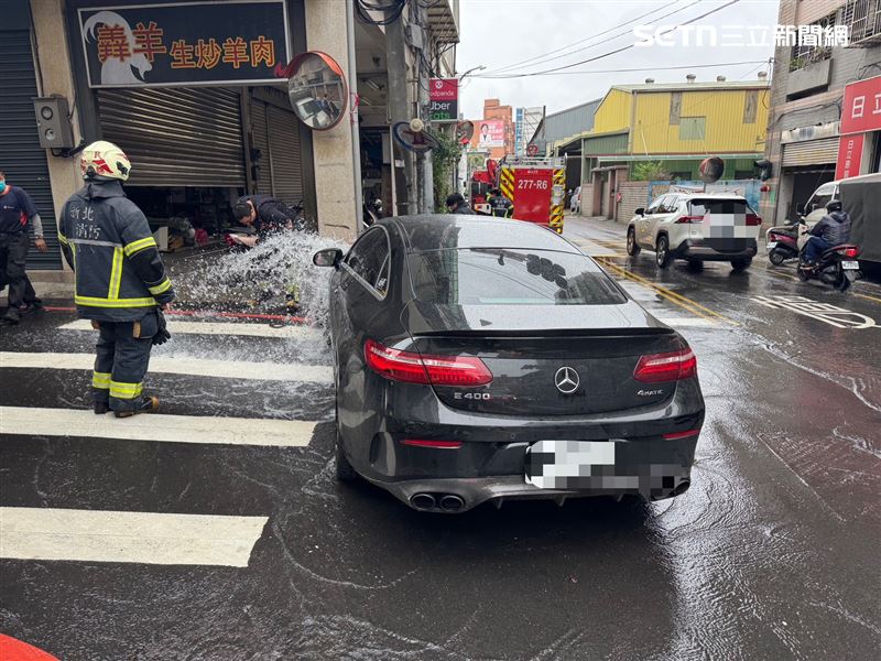 水柱不斷噴濺，導致水勢不斷溢流，所幸即時通知水公司人員，才恢復正常。（圖／翻攝畫面）