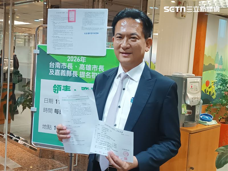 民進黨立委林俊憲今（10）日赴民進黨中央黨部登記參選台南市長。（圖／記者盧素梅攝影）