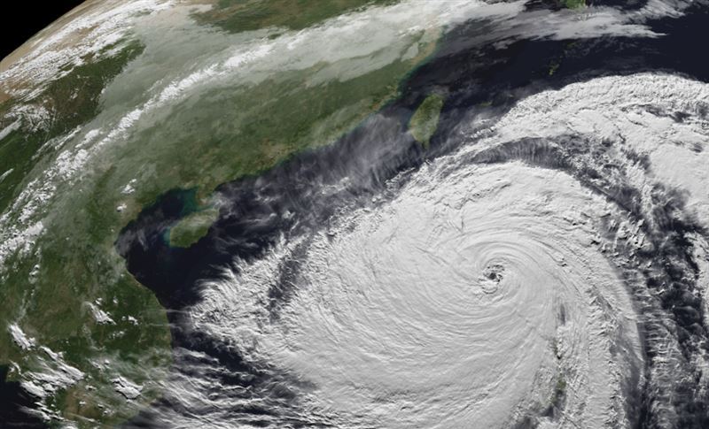 竜樹諒最新預言曝光！夢見菲律賓「1件事」，這句話《她堅信，夢的價值不在「準確預言」，而在提醒人們「好好活在現在」》點醒全台。圖為 颱風「鳳凰」暴風半徑幾乎籠罩整個菲律賓。（圖／翻攝自氣象署）