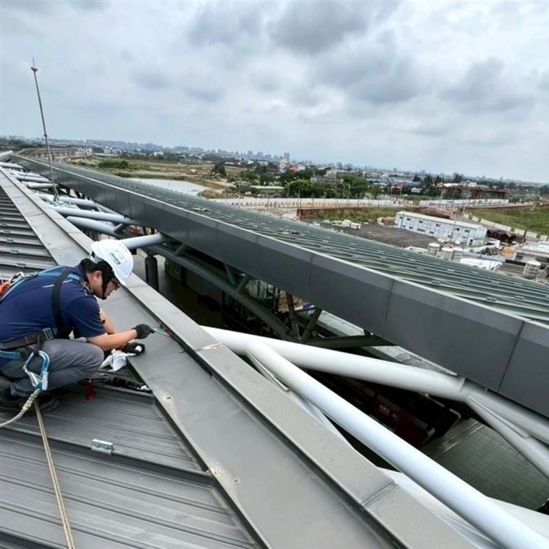 桃園捷運已完成全線防颱整備，若桃園、新北、台北任一縣市宣布停班，直達車與通勤加班車將全面取消。（圖／ 桃園大眾捷運臉書）