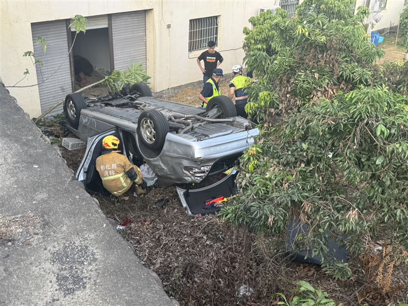 疑似4個孫子在後座嬉鬧，導致阿公分心，擦撞到路邊轎車後翻落邊坡。(圖／翻攝畫面)