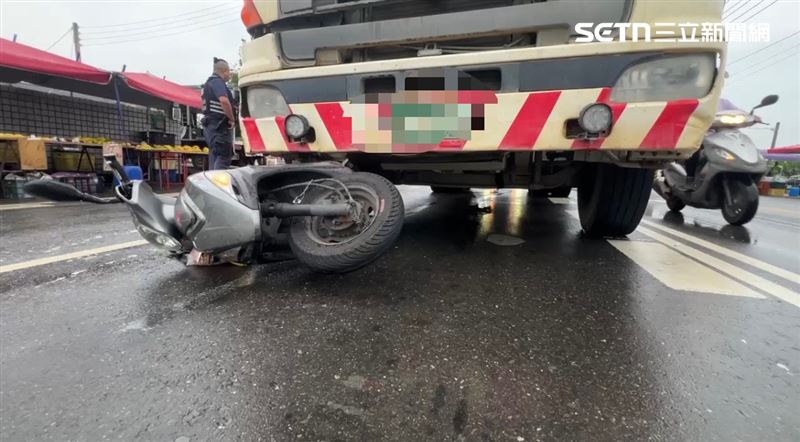 林嬤的機車打左轉方向燈，頭也不回放心鬼切，似乎沒意識到水泥車就身旁，下秒被撞個正著。（圖／民眾提供）