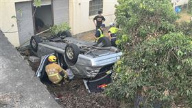 彰化阿公，偏移車道，失控擦撞路邊車，4孫嬉鬧害分心，2賓士慘摔荔枝園(圖／翻攝畫面)