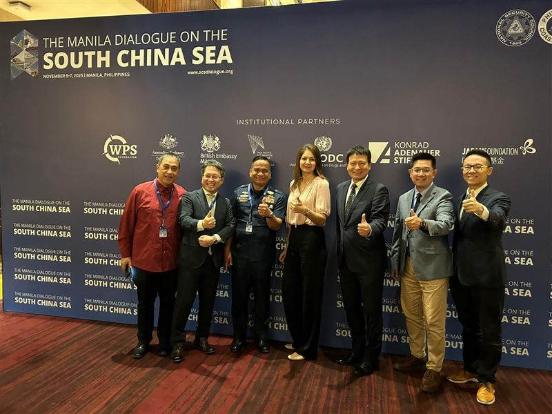 政治大學國關中心副主任陳至潔（右2）參加「馬尼拉南海對話」，感受到台灣外交艱辛（圖／翻攝自陳至潔臉書）