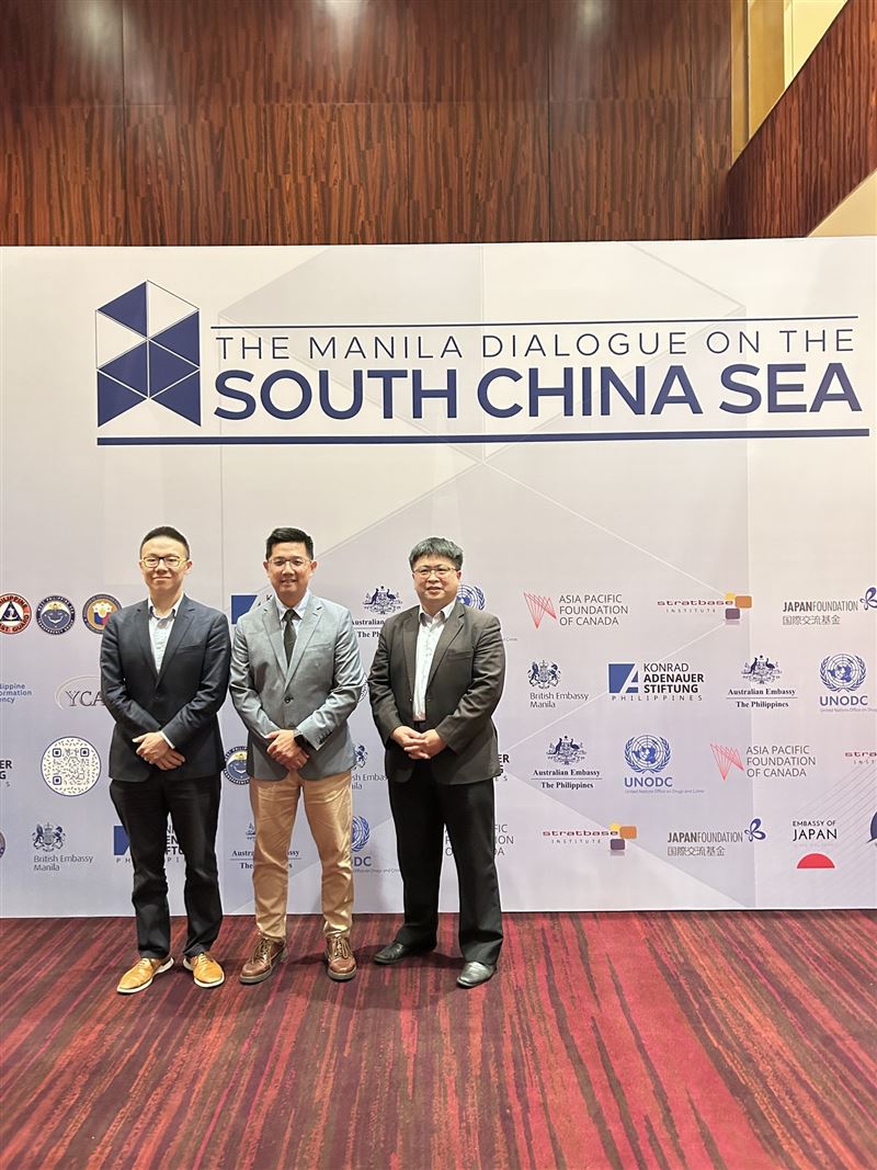 政治大學國關中心副主任陳至潔（中）參加「馬尼拉南海對話」，感受到台灣外交艱辛（圖／翻攝自陳至潔臉書）