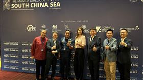 政治大學國關中心副主任陳至潔（右2）參加「馬尼拉南海對話」，感受到台灣外交艱辛（圖／翻攝自陳至潔臉書）