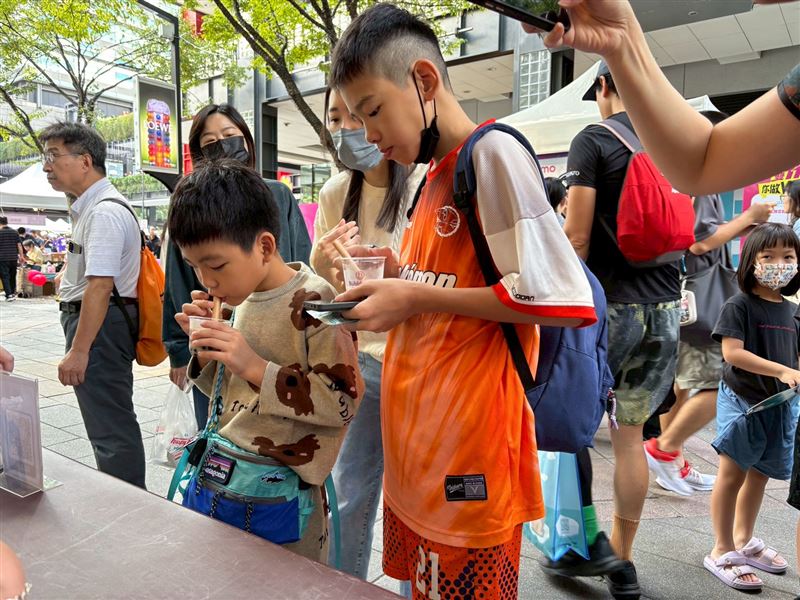 黑豆燕麥珍珠奶茶成為現場最受歡迎飲品之一，大人小孩都愛，珍珠的搭配更適合成為孩子們的健康飲料。(圖／頤珍宮膳YIFOOD提供)