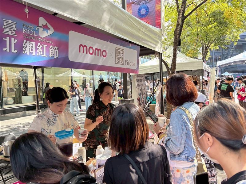 網紅節在信義區香堤大道廣場舉行，頤珍團隊旗袍穿搭引起現場拍照熱潮(圖／頤珍宮膳YIFOOD提供)