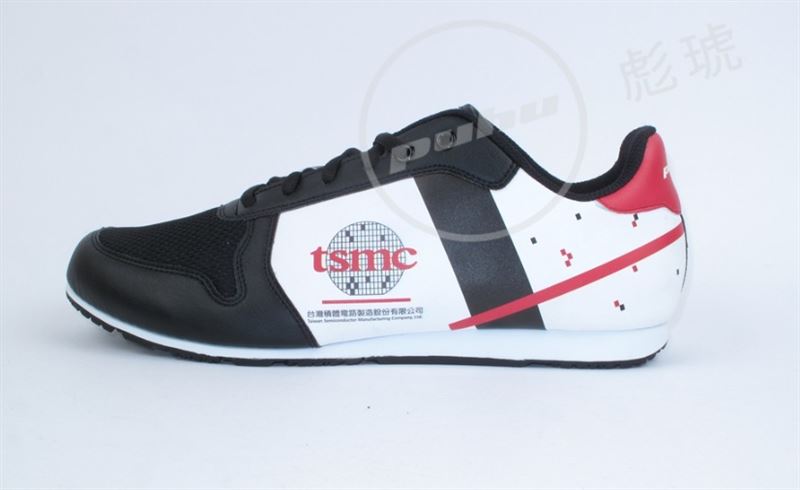 台積電8日舉行年度運動會，台積電董事長魏哲家腳上的「黑白紅TSMC運動鞋」更瞬間成為全台討論度最高的時尚單品。（圖／翻攝自彪琥台灣鞋故事館）