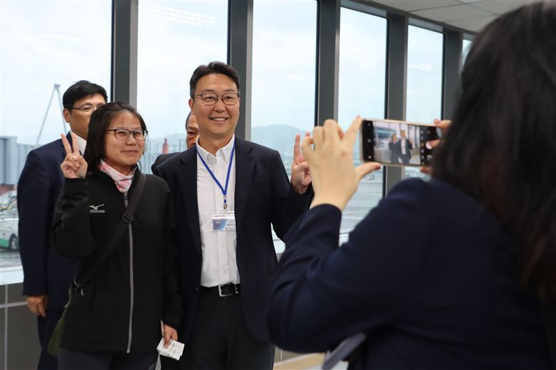 交通部長陳世凱視察澎湖保留機位整備狀況後，與即將登機的澎湖鄉親合影。（圖／民航局提供）