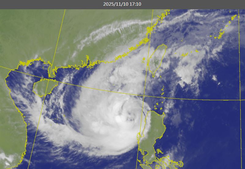 鳳凰颱風持續逼近台灣。（圖／翻攝自中央氣象署）