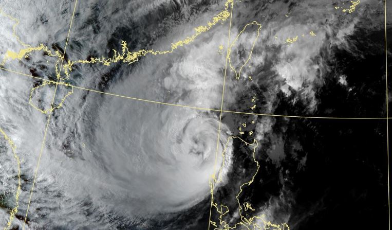 鳳凰颱風逐漸靠近台灣。（圖／翻攝自中央氣象署）