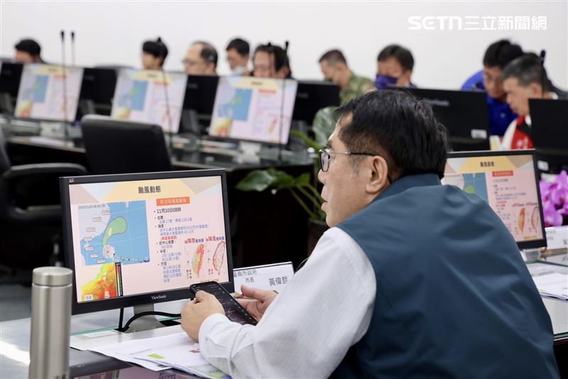 台南市長黃偉哲今（10)日召開鳳凰颱風第一次整備會議。（圖／台南市政府提供）