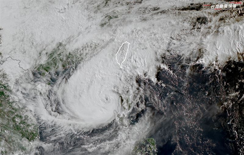 鳳凰颱風準備北轉。（圖／台灣颱風論壇｜天氣特急臉書）