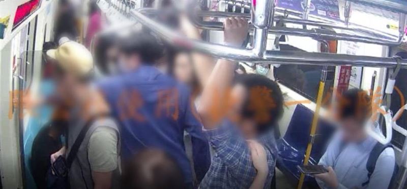 「白髮阿嬤」曾姓婦人在捷運上持雨傘攻擊女童。（圖／翻攝畫面）