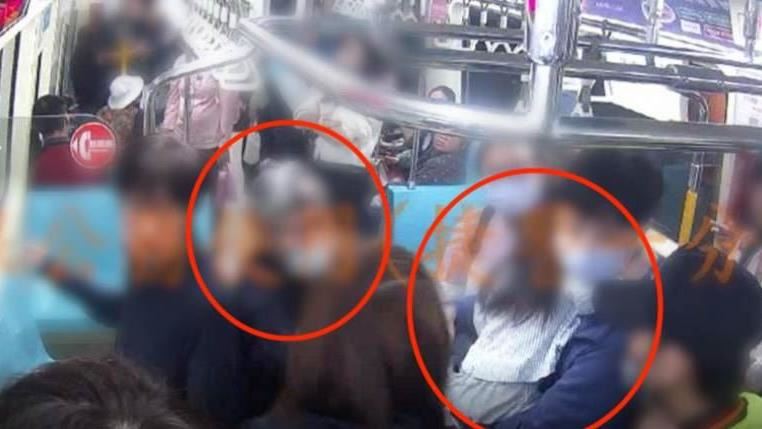 北捷「白髮阿嬤」持雨傘打傷2歲女童，女童父親氣得提告。（圖／翻攝畫面）