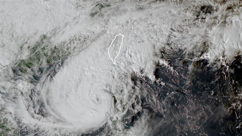 鳳凰颱風準備北轉。（圖／台灣颱風論壇｜天氣特急臉書）