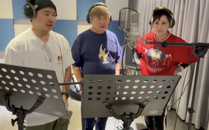 歐漢聲(左起)、胡瓜、陳亞蘭錄製主題曲畫面。（圖／華視提供）