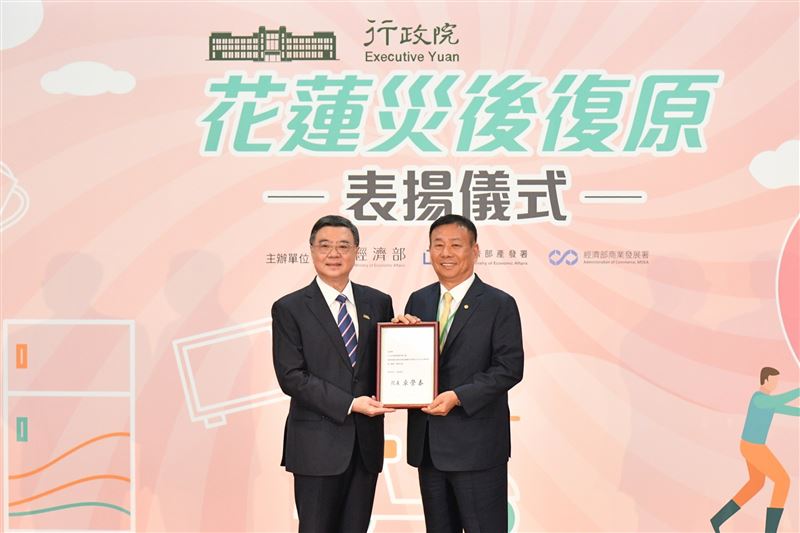 行政院長卓榮泰今（10）日出席「花蓮災後復原表揚儀式」。(圖/行政院提供)