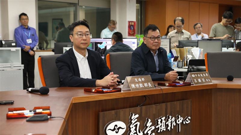 鳳凰颱風正逐步接近台灣，陳世凱（左一）於今日下午前往氣象署，親自聽取最新氣象資訊，並責成交通部所屬單位全面進入防颱備戰。（圖／交通部提供）