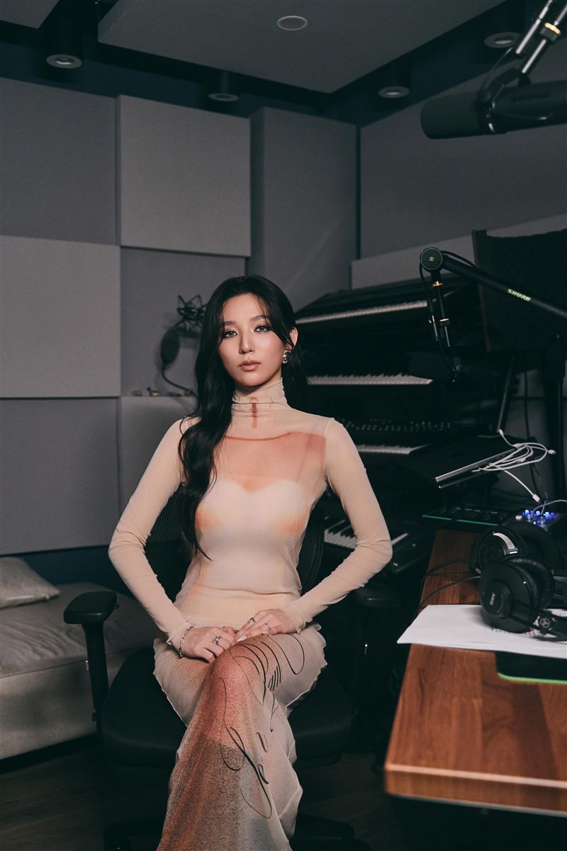 黃瑋昕薄紗、透視造型尺度大開。（圖／索尼音樂提供）