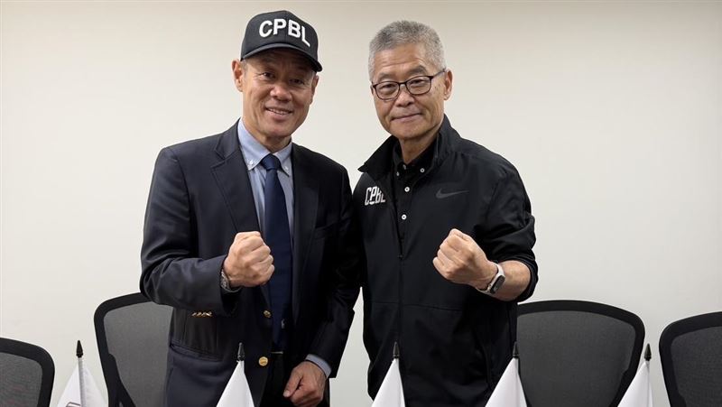 聯盟10日與日籍資深裁判木内九二生(左)完成簽約，木內裁判將自明年球季起加入一軍裁判陣容。（圖／中職提供）