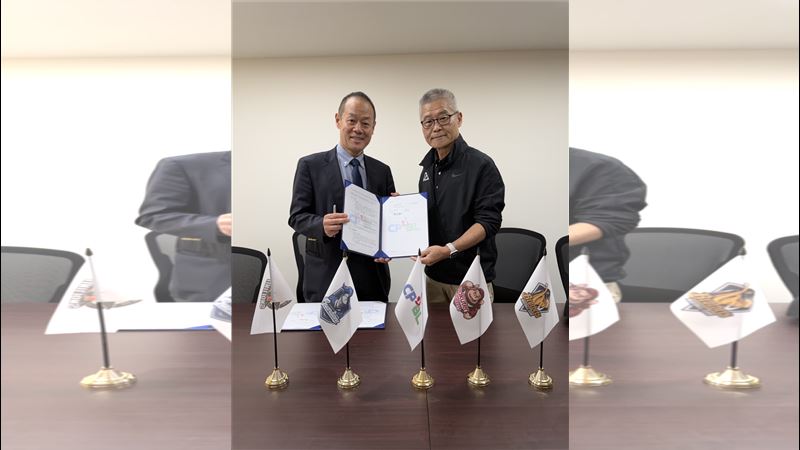 聯盟10日與日籍資深裁判木内九二生(左)完成簽約，木內裁判將自明年球季起加入一軍裁判陣容。（圖／中職提供）