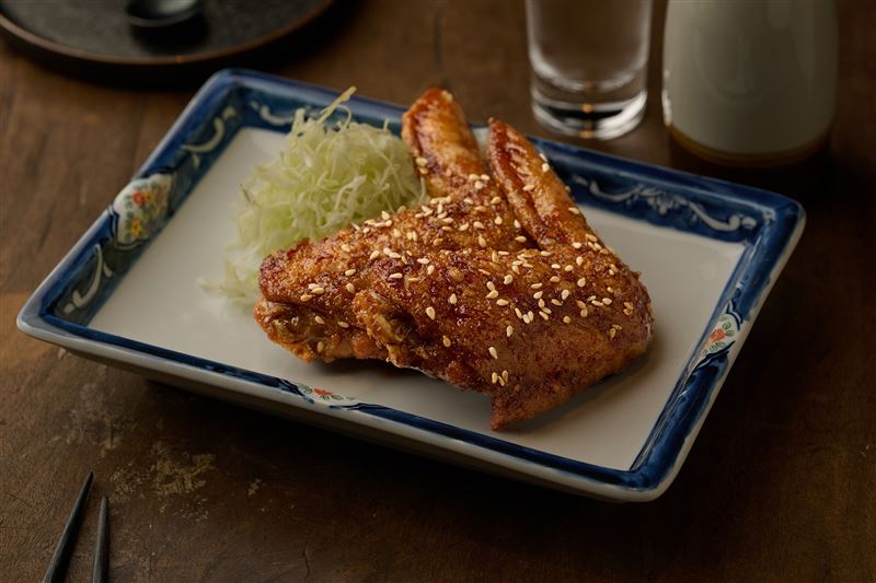 「甘辛雞翅」以兩款日本醬油與兩款清酒調和，造就鹹甜交織、香氣四溢的風味。（圖／品牌業者提供）