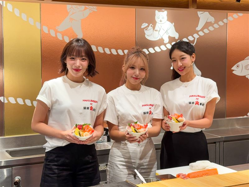 河智媛、禹洙漢、廉世彬再當闆娘化身「貓將壽司」一日店長，打造限定海鮮丼。（圖／品牌業者提供）
