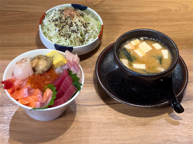 三本柱製「HASUBEEN海鮮丼」演繹「貓將壽司」極上美味。（圖／品牌業者提供）