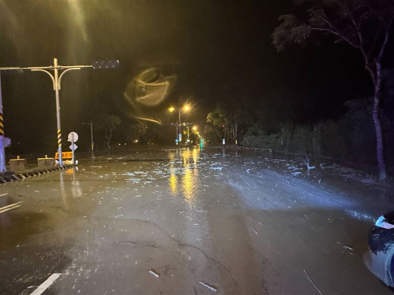 馬太鞍溪暴漲，溪水已台9線部分路段淹沒。（圖／翻攝畫面）