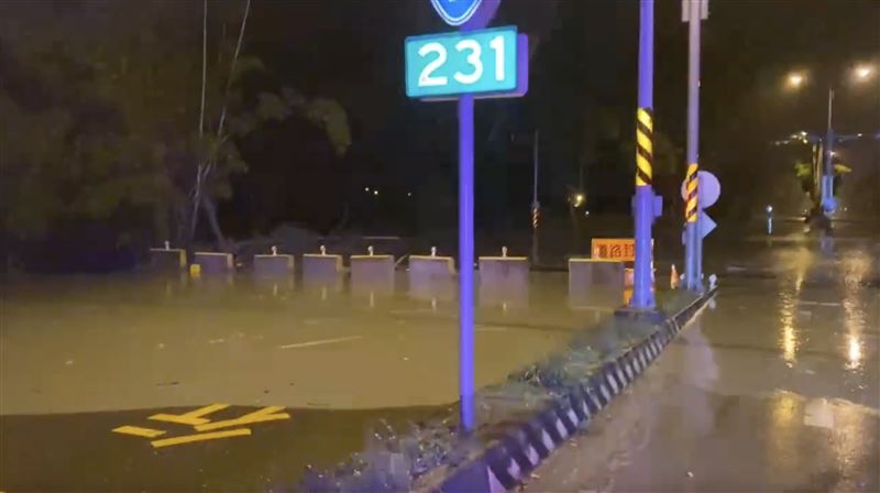 馬太鞍溪暴漲，溪水已淹沒台9線部分路段。（圖／翻攝畫面）