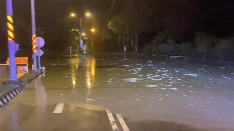 馬太鞍溪暴漲，溪水已淹沒台9線部分路段。（圖／翻攝畫面）