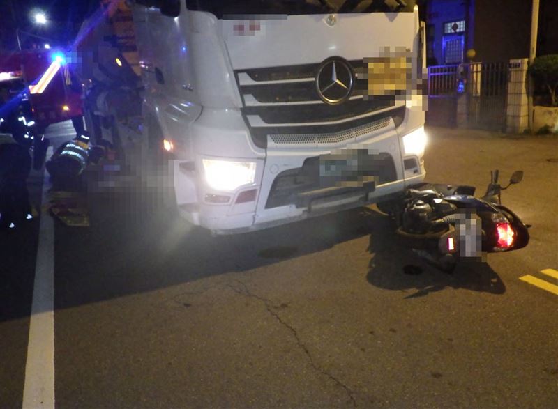 騎士連人帶車遭砂石車捲入並被右後車輪輾過。（圖／翻攝畫面）