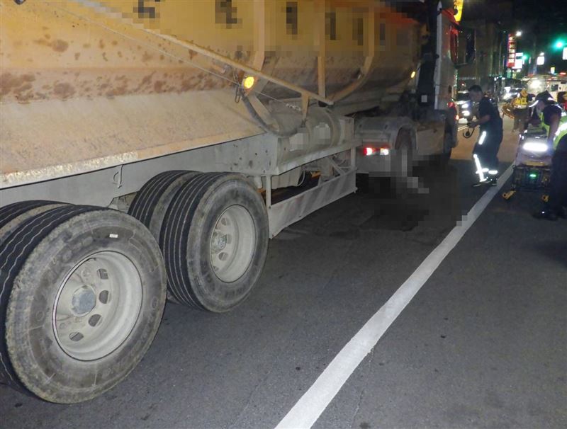 男騎士與砂石車發生碰撞後遭車輪輾過受困。（圖／資料照）