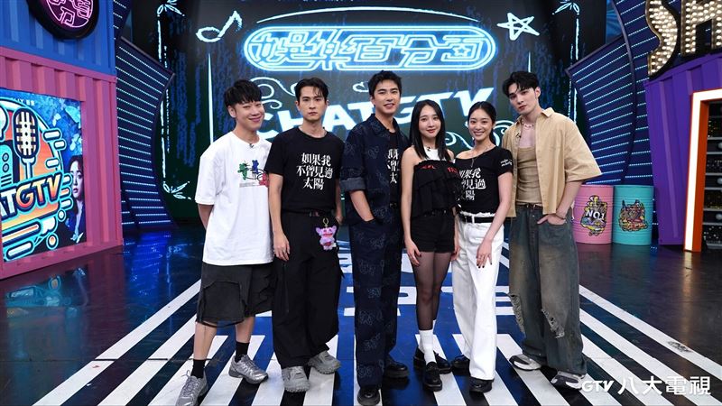 賴晏駒（左起）、石知田、曾敬驊、李沐、江齊及主持人黃偉晉。（圖／八大提供）