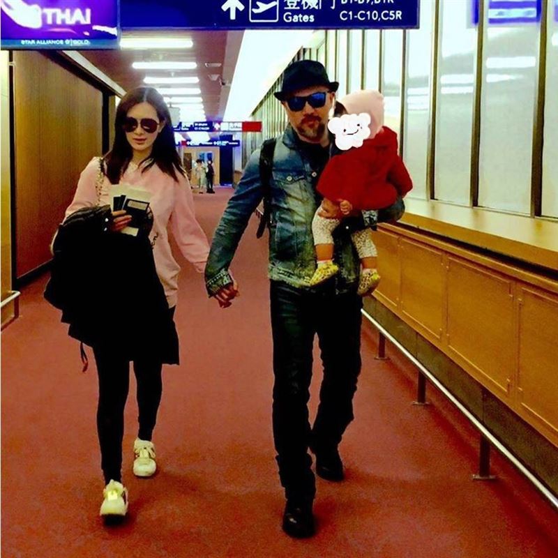 辛龍為女兒說床邊故事，靜靜地讓女兒可以理解媽媽劉真到另一個世界（圖／翻攝自辛龍臉書）