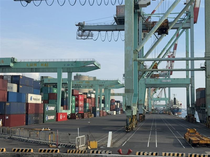 製造業採購價格擴散指數大幅升至87.3%,平均採購價格上升13.8%,銷售價格平均調漲9.8%,顯示企業雖已調升售價,仍無法完全轉嫁成本壓力;非製造業則受需求支撐,營運與利潤展望改善,但勞動成本與人力短缺仍限制獲利彈性。在地緣政治與中東衝突影響下,企業關注焦點由政策不確定性轉向能源、原物料、關鍵零組件與交期風險。製造業有74.7%回報中東衝突推升成本,平均採購成本增加9.4%,交貨時間平均增加31.7%;非製造業則以營運成本上升與局部漲價為主要影響。(圖/記者師瑞德攝影)