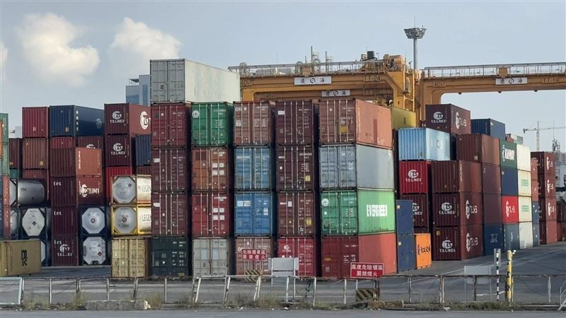 謝金河直呼不可思議：10月出口618億美元年增49.7%，台灣再超韓。AI供應鏈點火，對美占比攀至34.2%、順差擴大；半導體與資通訊占比衝至78.16%，他示警傳產占比僅13.22%，結構轉向劇烈。（圖／記者師瑞德攝影）