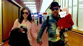 辛龍為女兒說床邊故事，靜靜地讓女兒可以理解媽媽劉真到另一個世界（圖／翻攝自辛龍臉書）