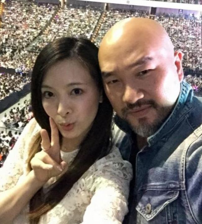 辛龍曾花50元就中了1.2億頭彩，過去揭密在選號時靠1方法，數字自然就會浮出腦中。（圖／翻攝自自劉真臉書）