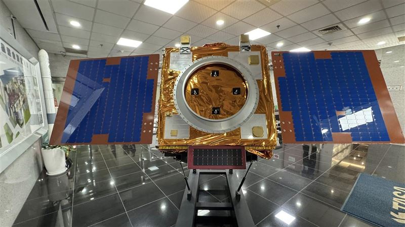 齊柏林衛星原訂搭乘SpaceX在11/11升空，卻因美國FAA受預算僵局波及，宣布自11/10起每日6:00&ndash;22:00全面禁射商業太空活動，直接卡死福八固定10:18的任務時窗。發射因此連二延、日期未定，TASA團隊已在發射場維持衛星整備與健康監控，並持續與SpaceX追蹤新檔期與FAA最新動向。（圖／記者師瑞德攝影）