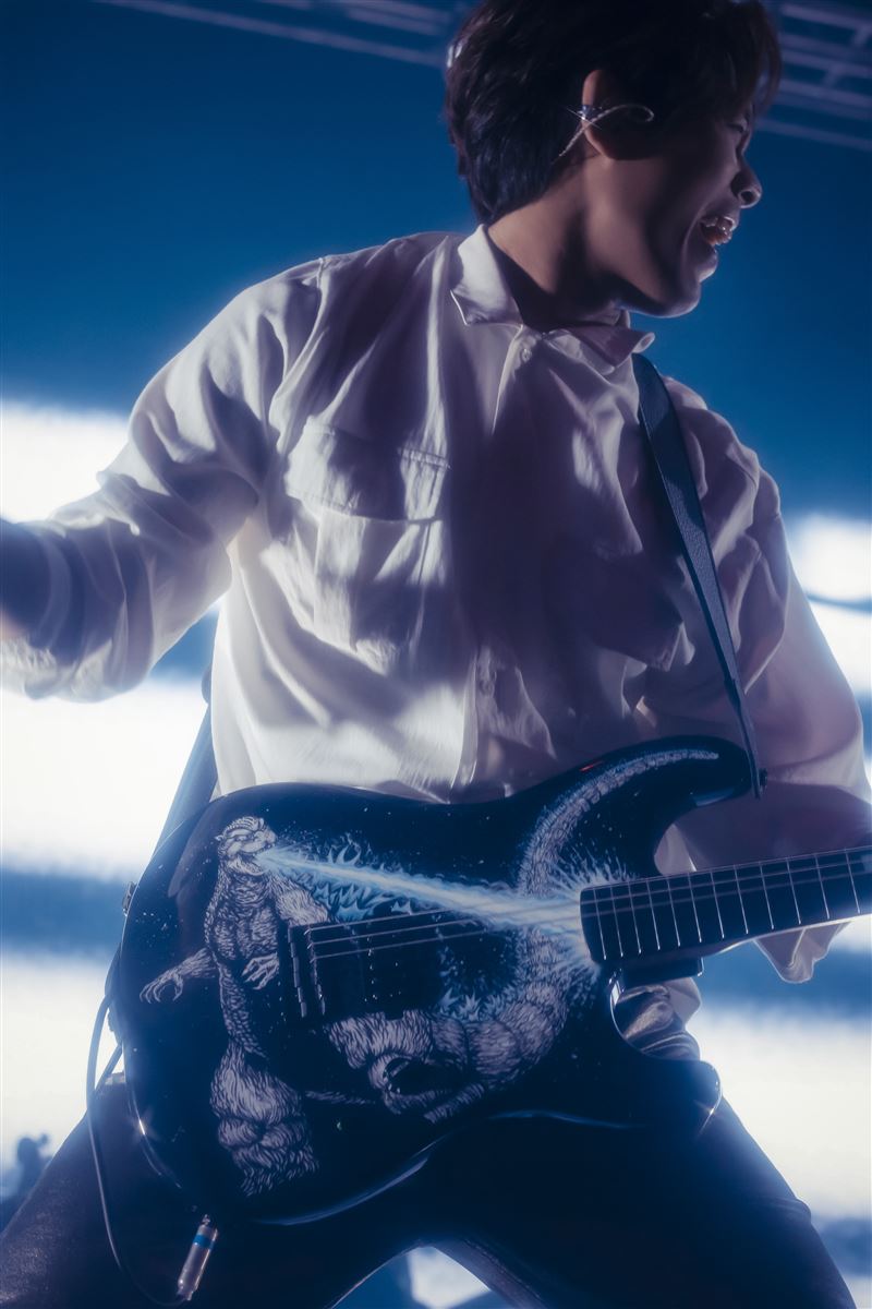 雲安揹「哥吉拉吉他」經典咆哮搖滾魂全開。（圖／相信音樂提供）